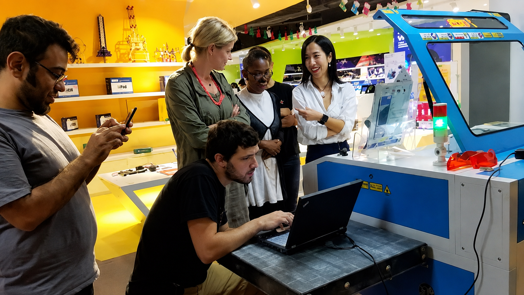Luke’s Introductory Laser Cutting Course Succeeds in Shenzhen