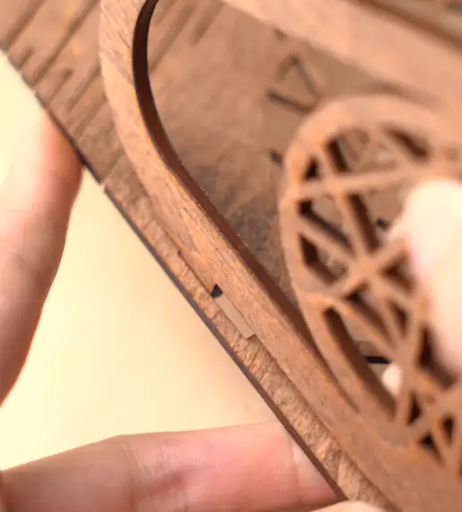 assemble the wooden hand bag.webp