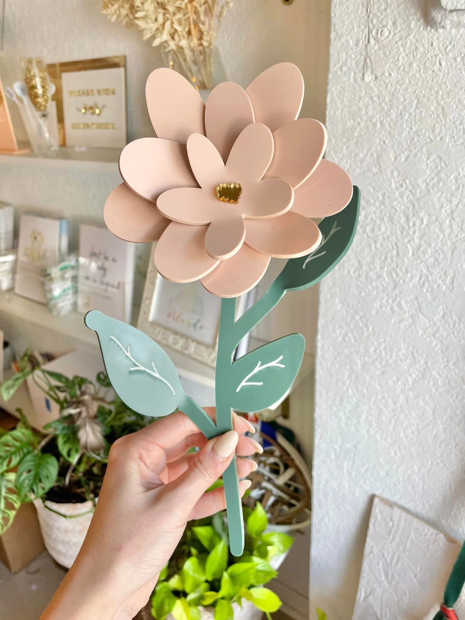 1780043176273480.webp A picture of a flower made by laser cutting acrylic.webp